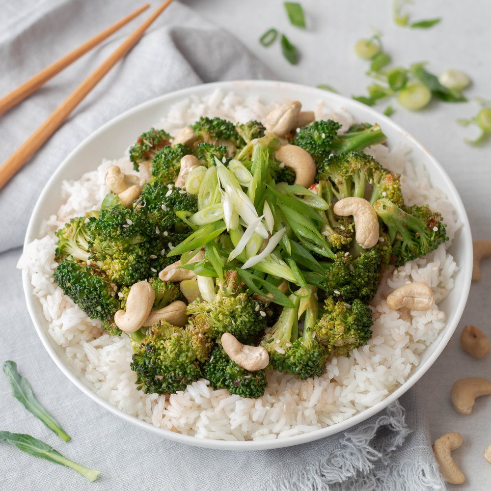 Sweet & Spicy Chili-Garlic Cashew Broccoli Bowl Recipe | HeyFood — heyfoodapp.com