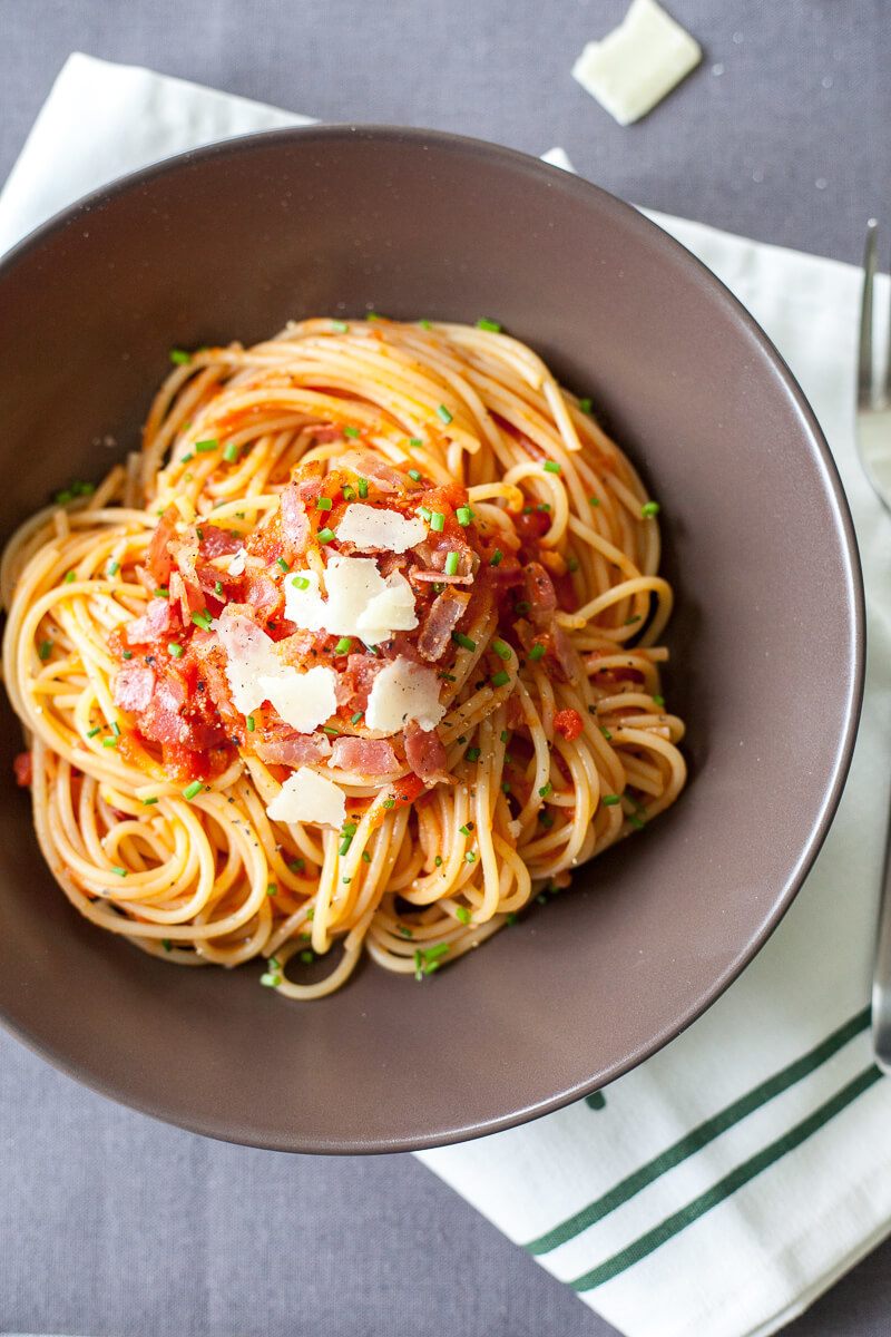 Spaghetti in Tomato Sauce with Bacon Recipe | HeyFood — heyfoodapp.com