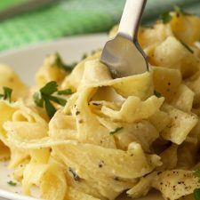 Cheesy Garlic Vegan Alfredo (30 Minutes) Recipe | HeyFood — heyfoodapp.com