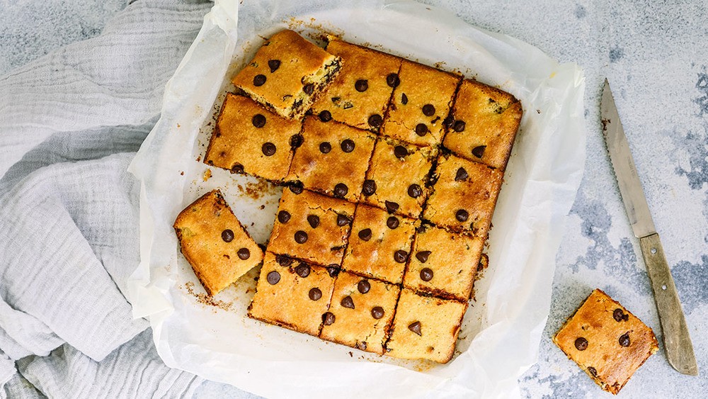 Low Sugar Chocolate Chip Blondies Recipe | HeyFood — heyfoodapp.com