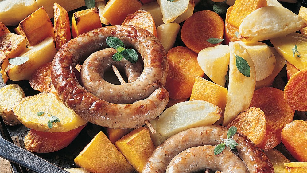 Saucisse à Rôtir, Pommes De Terre Au Four Et Légumes Recipe | HeyFood — heyfoodapp.com