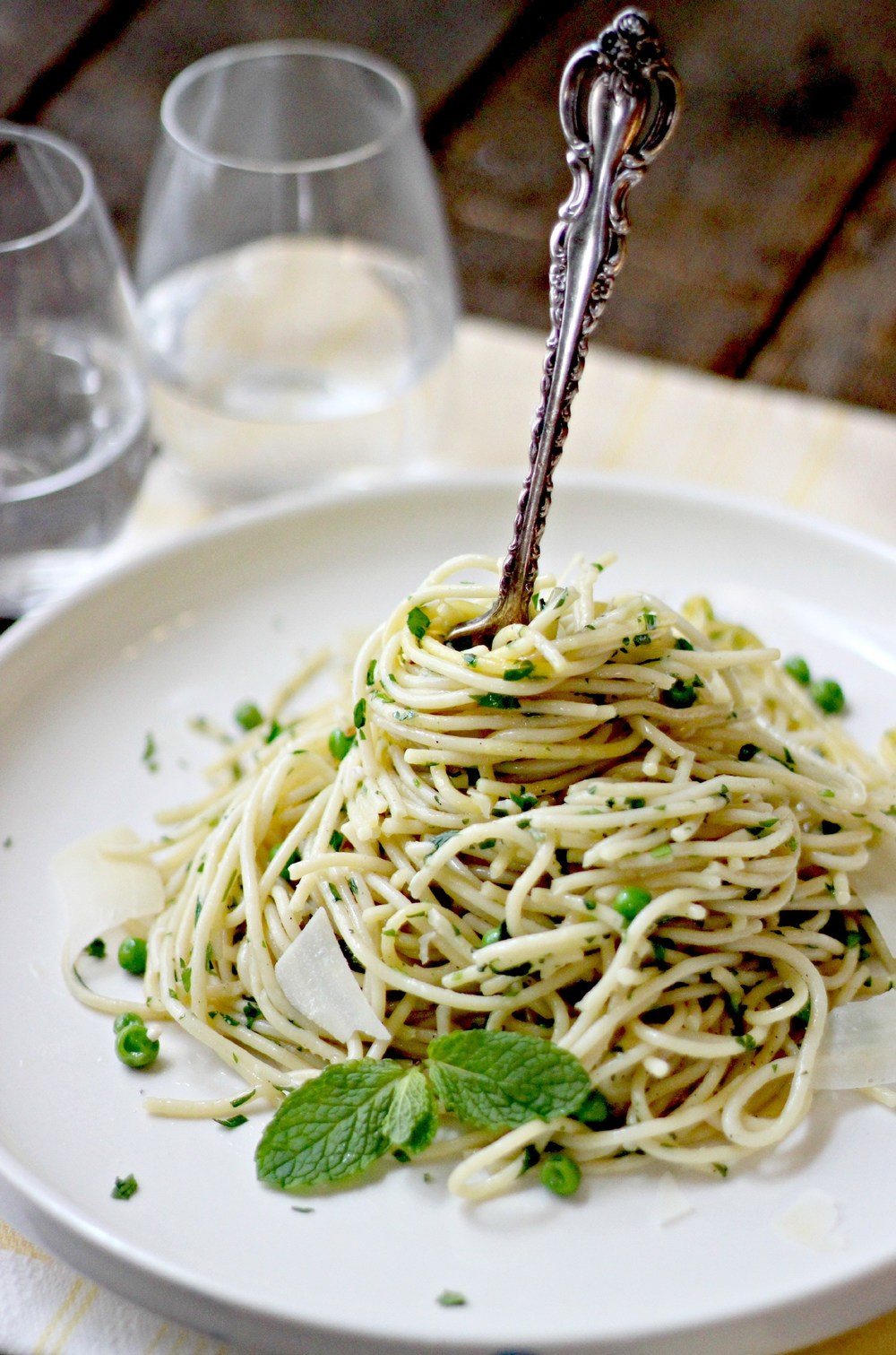 Simple Spaghetti with Garlic, Peas and Parmesan Recipe | HeyFood — heyfoodapp.com